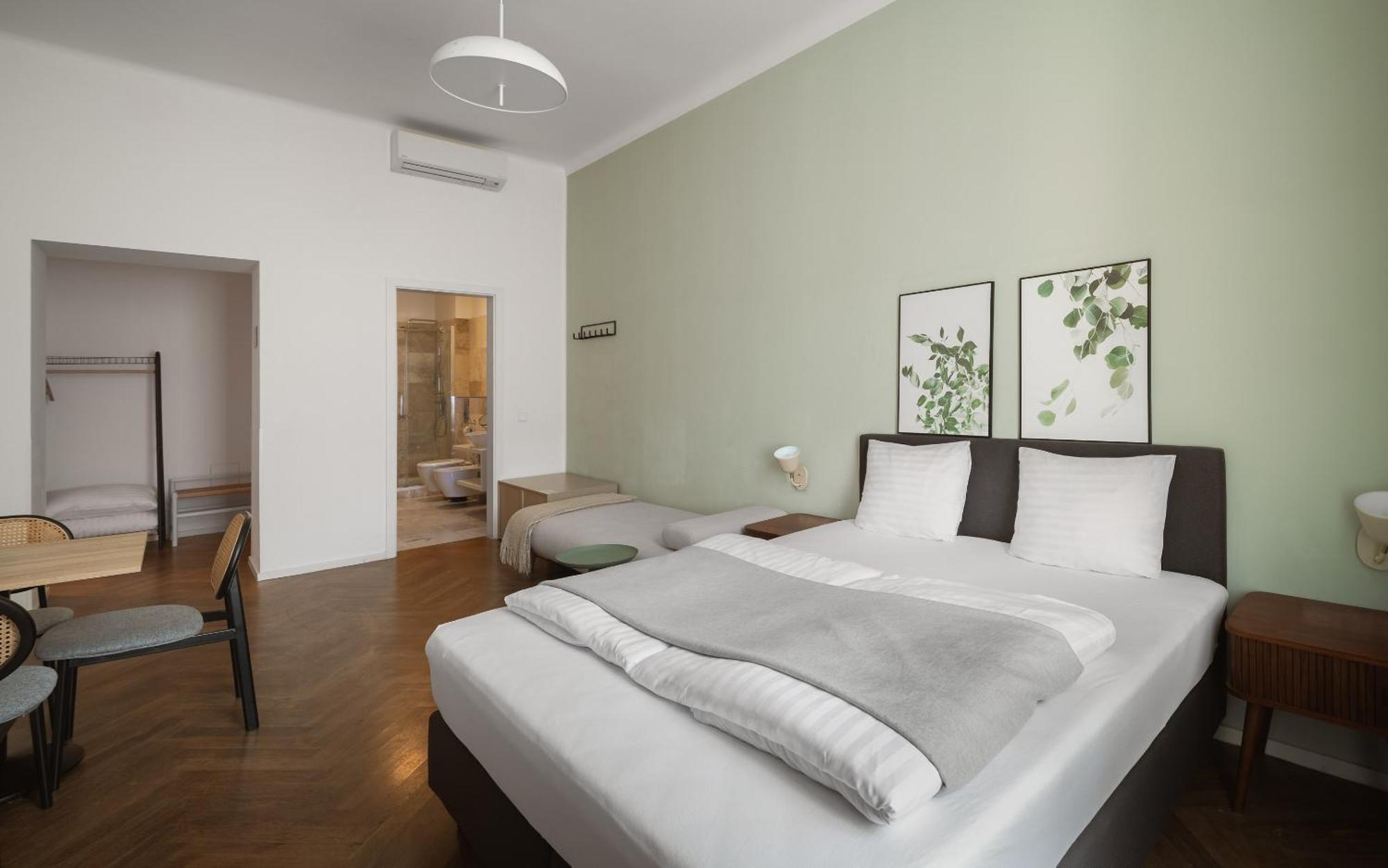 Queen Room bed