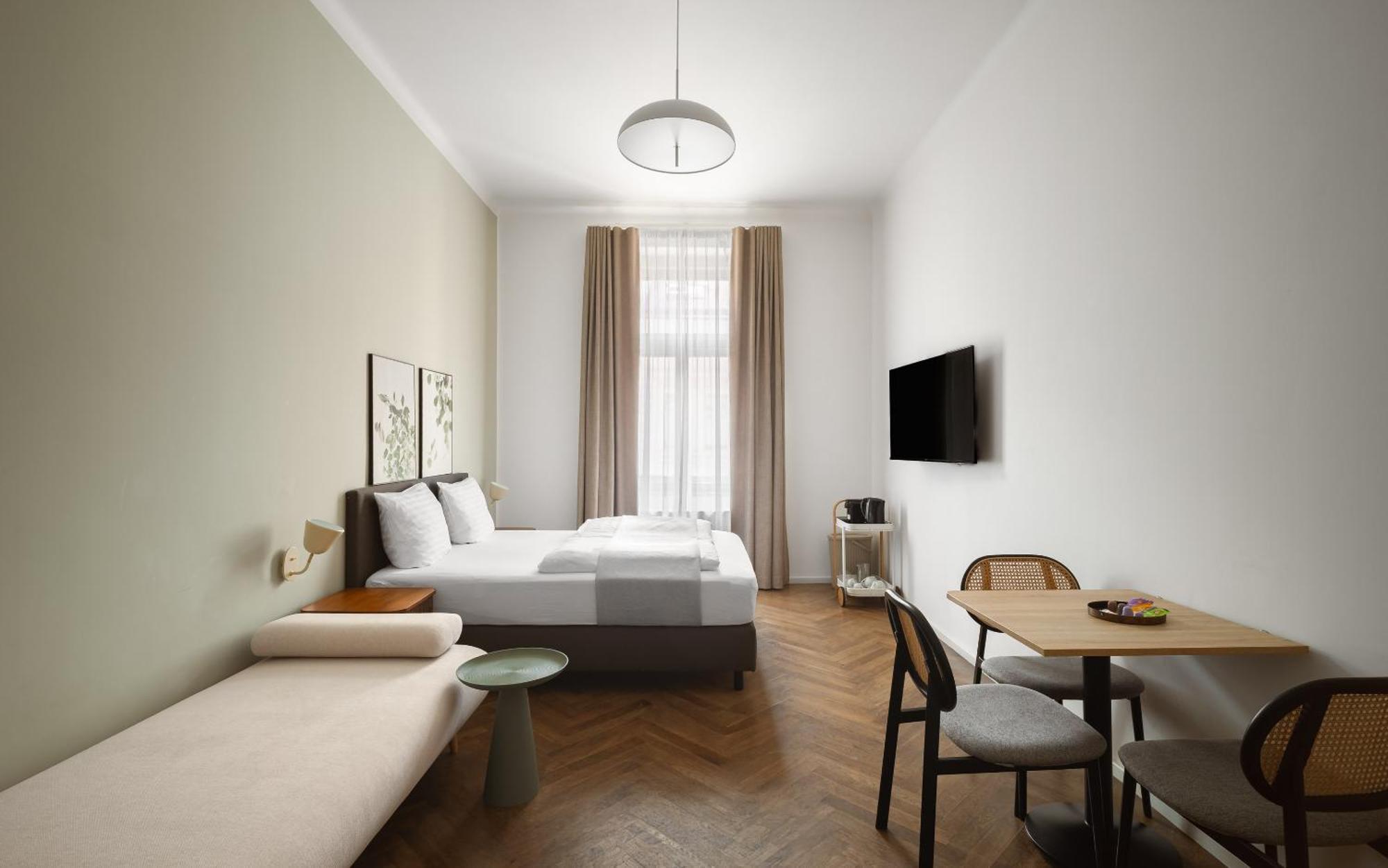 Queen Room bed
