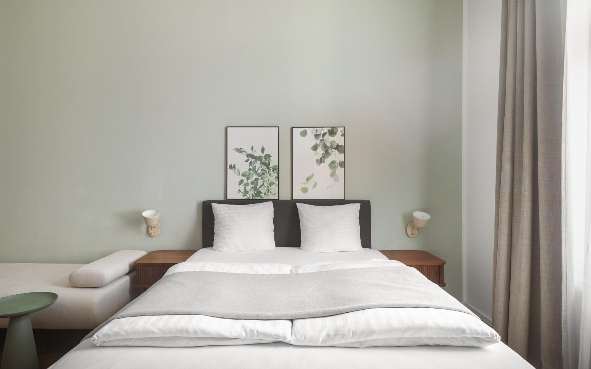 Queen Room bed